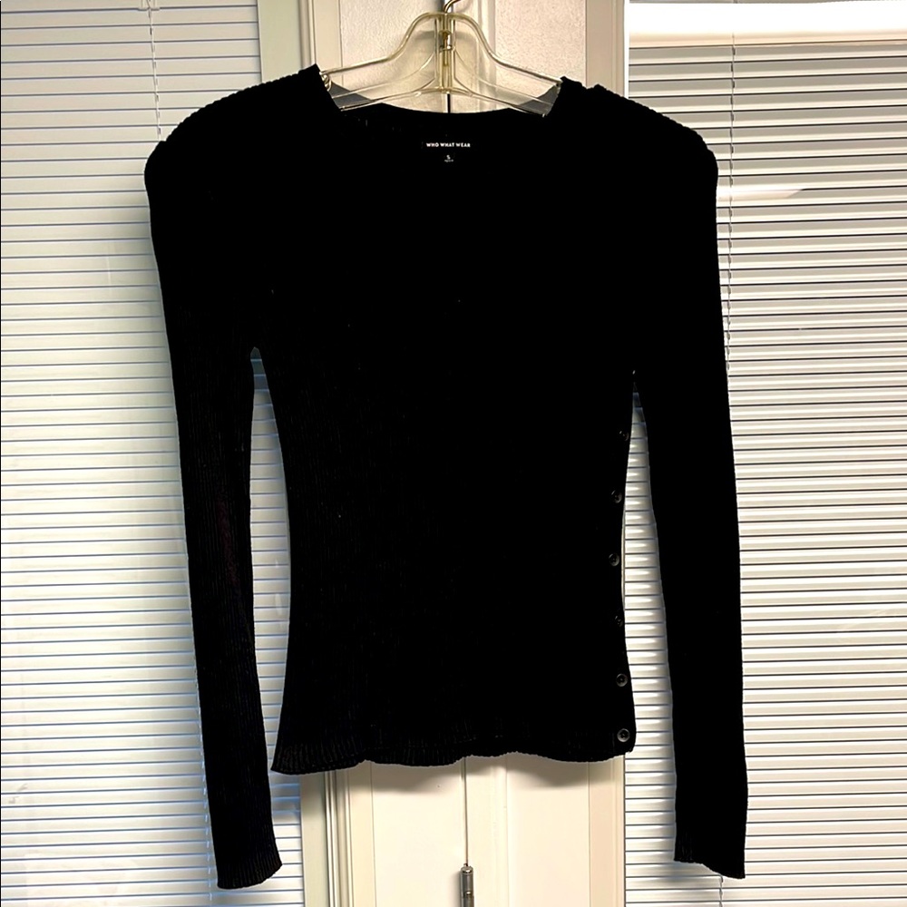 WHO WHAT WEAR WOMEN’S BLACK KNIT CREW NECK SWEATER WITH SIDE BUTTON DETAILS